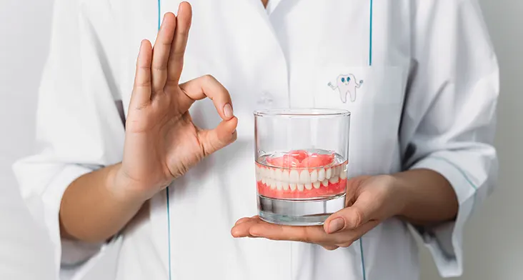 Ein-Zahnarzt-zeigt-wie-man-sich-um-Zahnprothesen-kuemmert